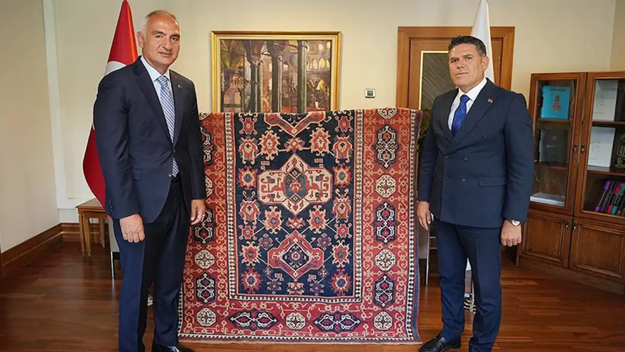 500 Yıllık Uşak Halısı Döndü1