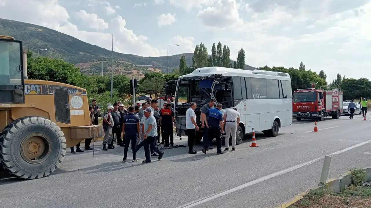 Otobüs Kamyon Kaza Uşak Afyon2