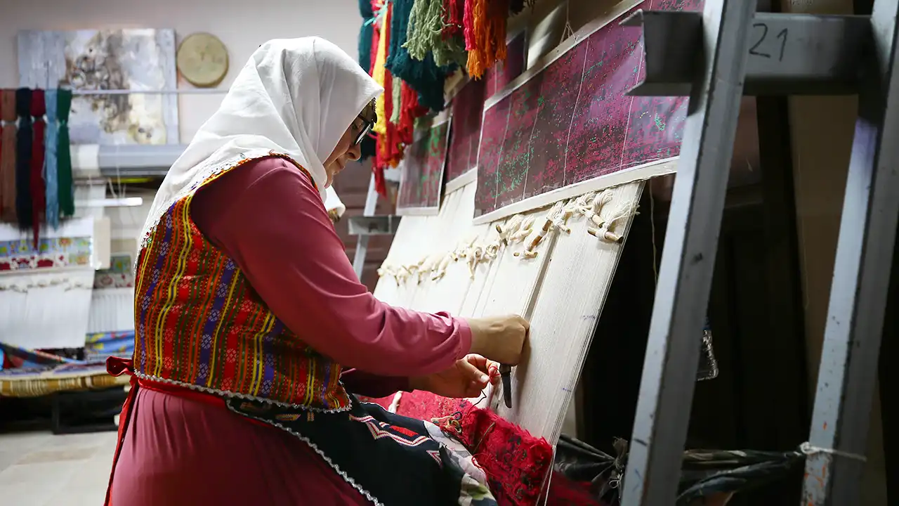 Uşak Ilmek Ilmek Halı Dokuma2