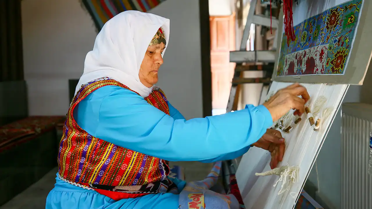Uşak Ilmek Ilmek Halı Dokuma3