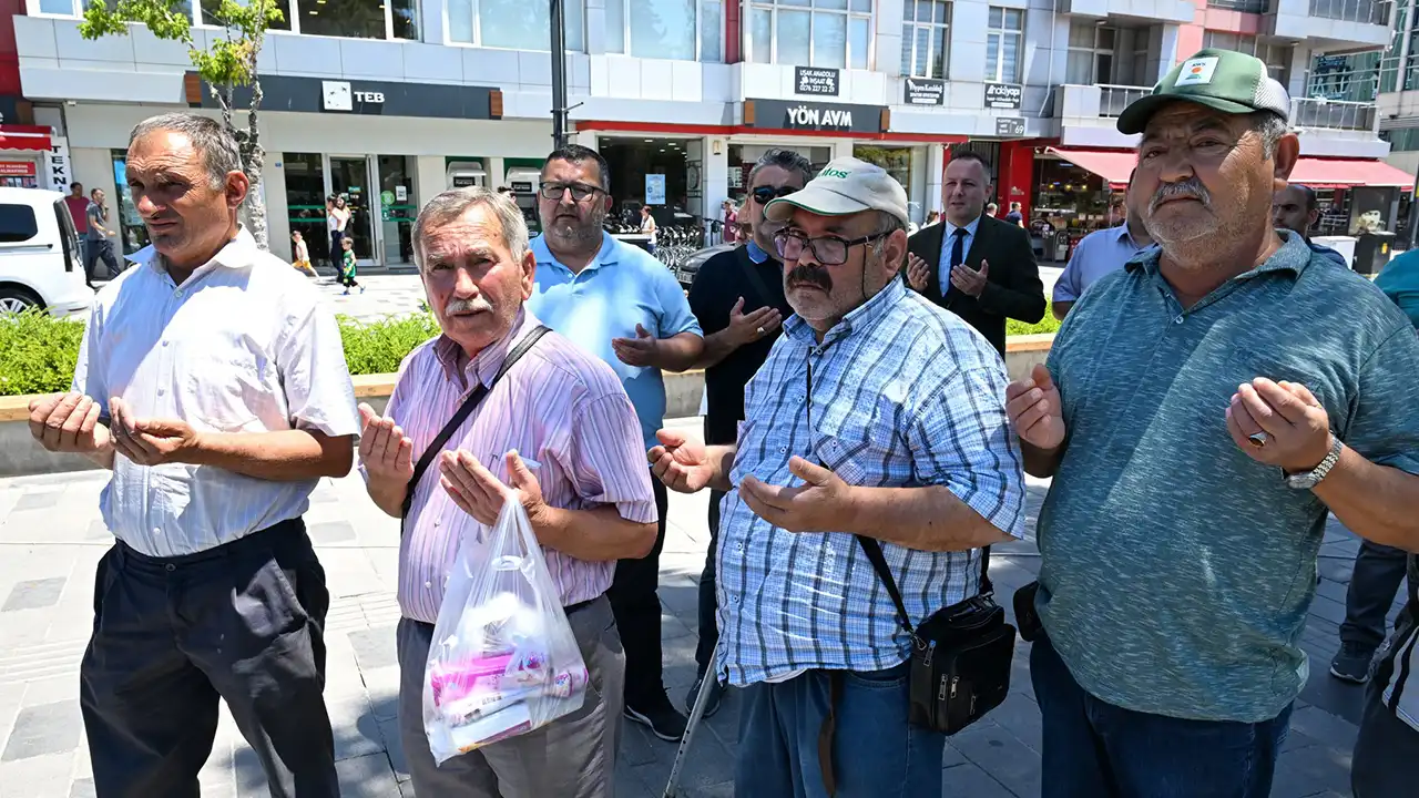 Vali Naci Aktaş Aşure Dağıtım1