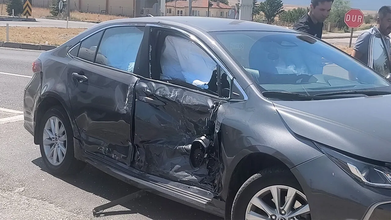 Kutahyada Kizilay Ekip Araci Ile Otomobil Carpisti Yaralilar Var 4
