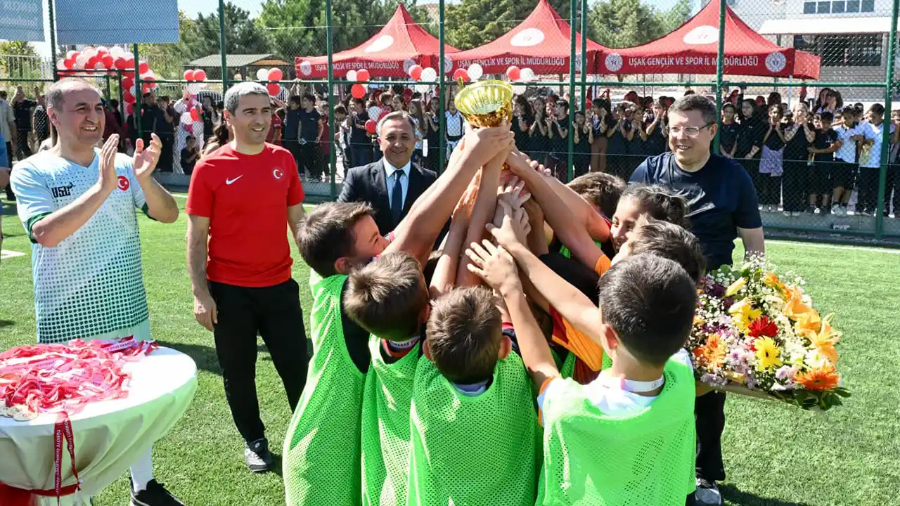 Mahmut Özgöbek Halısaha Açılış1
