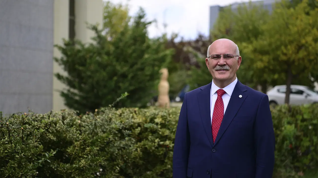 Rektör Savaş Uşak Üniversitesi