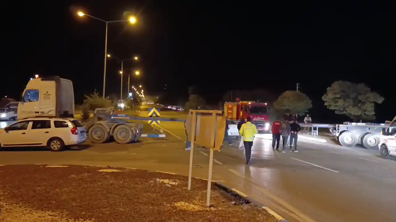 Banaz Susuz Kavşak Tır Oto Kaza2