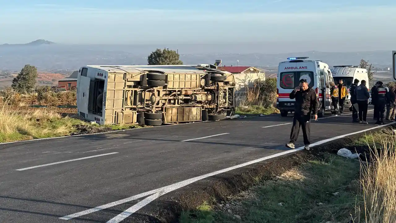 Eşme Servis Devrilme Yaralı1