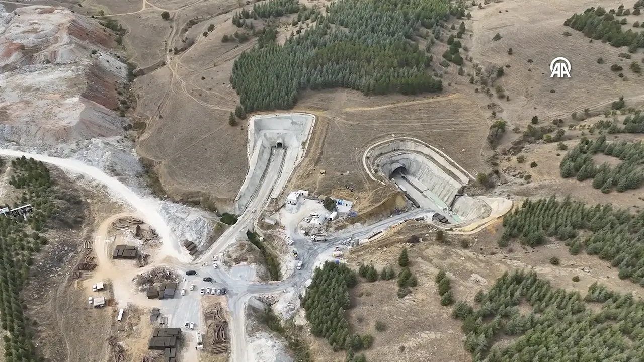 Uşak Hızlı Tren Hattında Önemli Aşama: Tünelde Işık Görüldü 2