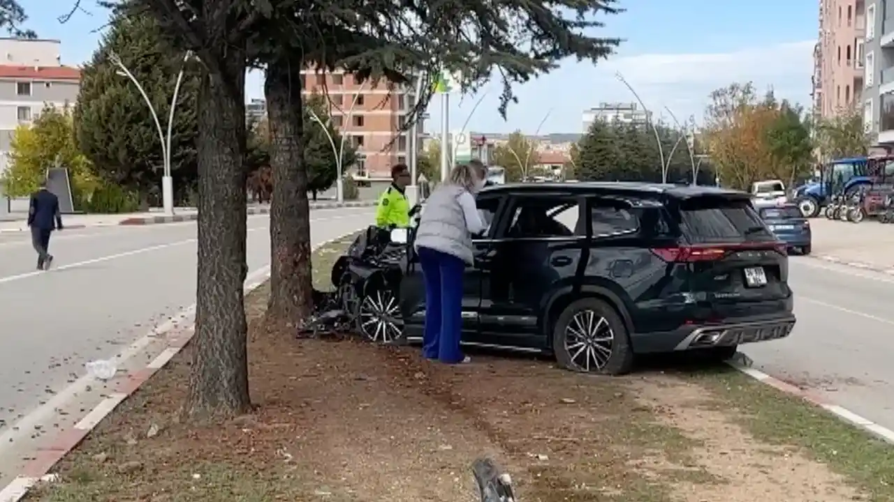 Uşak Refüj Kaza 2 Yaralı2