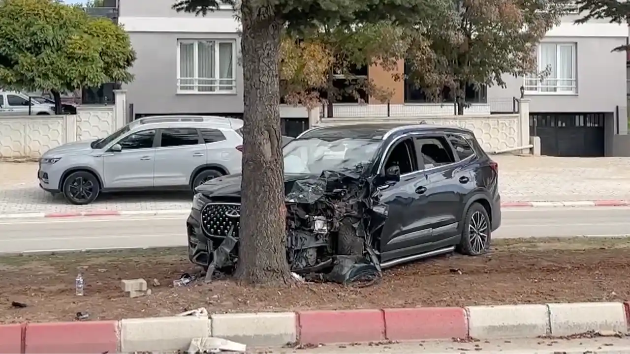 Uşak Refüj Kaza 2 Yaralı3