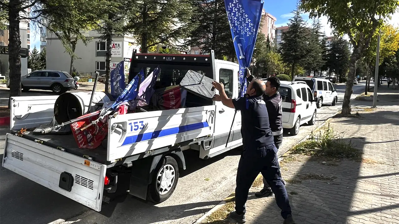 Uşak’ta Kaldırımları İşgal Eden Tabelalar Toplandı 1