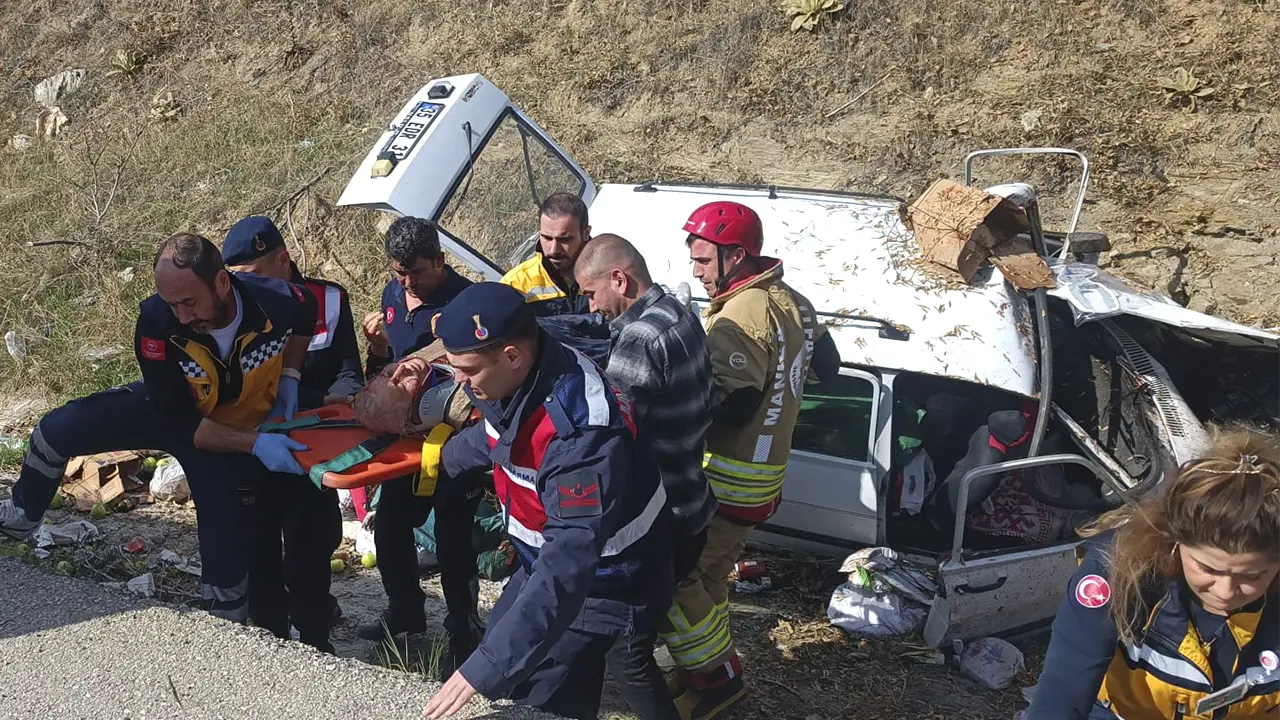 Uşak İzmir Karayolunda Kaza Karı Koca Yaralandı 1